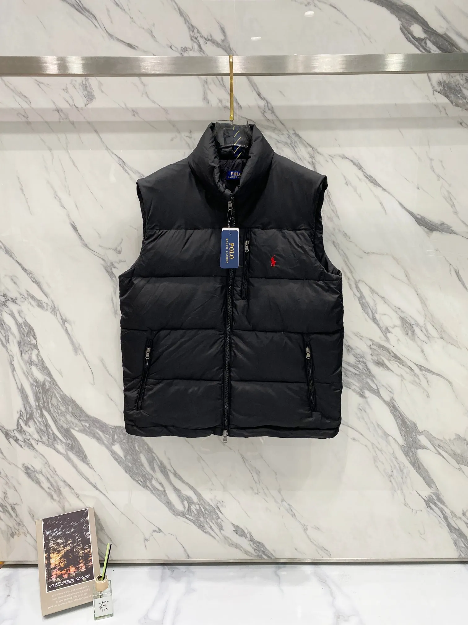 P520 Ralph Lauren/Ralph Lauren Men's Classic Pocket Zipper Waterproof Down Vest [Top Version] - - Accessories: Original tag washable label + electroplated YK zipper logo Customized Ralph Lauren zipper - Full set of accessories - The same style can be used by men and women Color: Black, Navy Blue, Black Glossy
